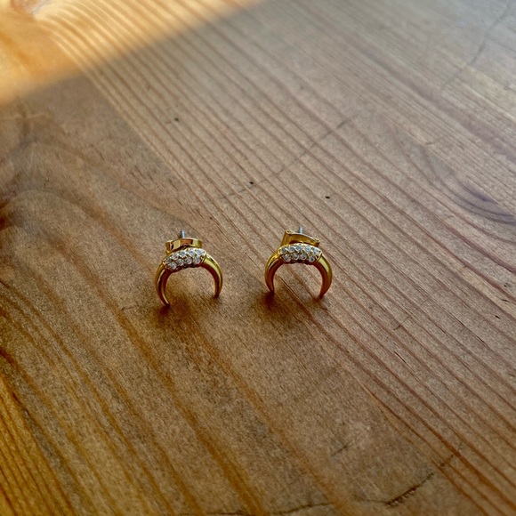 Gold half moon stud earrings - Picture 4 of 5